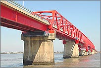 対岸を結ぶ銚子大橋